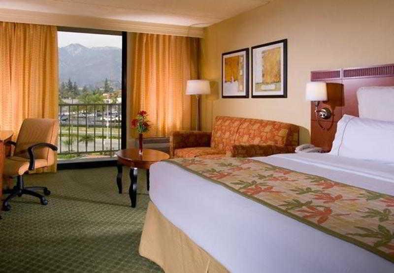 Courtyard By Marriott Los Angeles Pasadena/מונרוביה מראה חיצוני תמונה